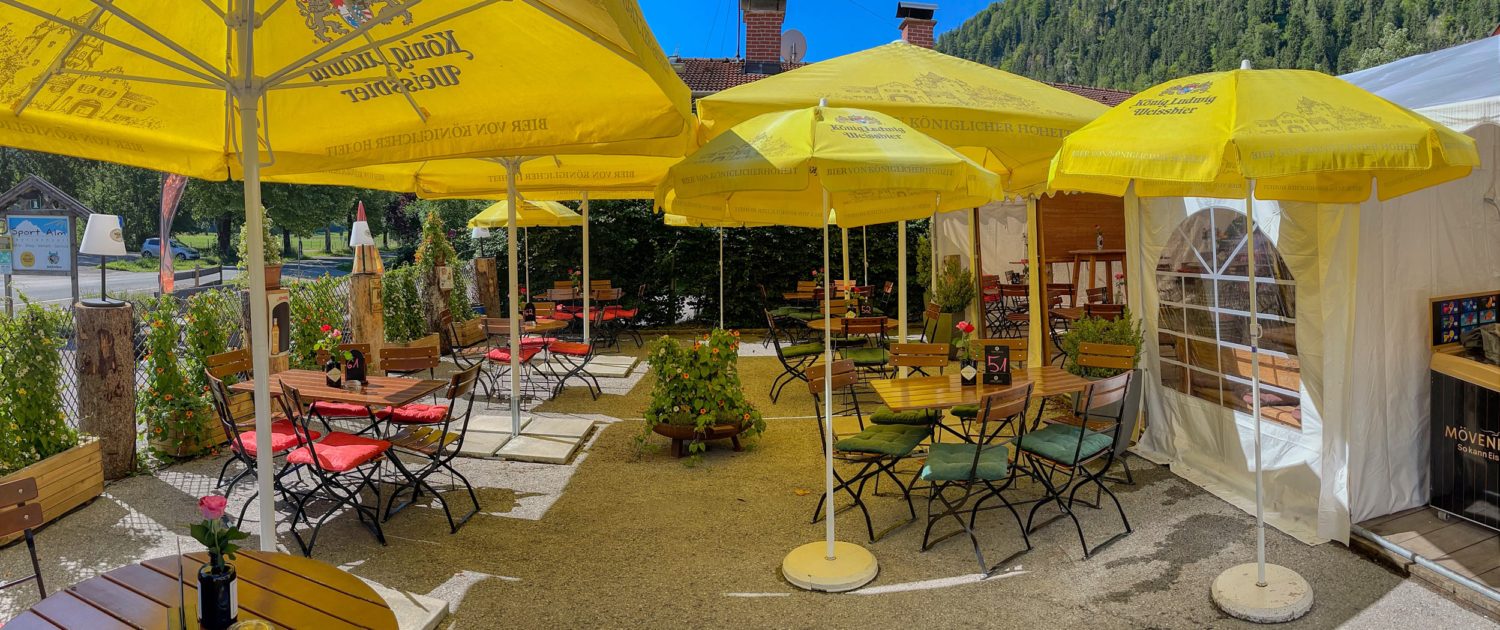 Biergarten mit Schirmen